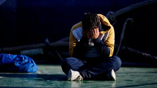 .یک پناهجو که پس از غرق‌شدن قایق‌شان در کانال مانش، توسط نیروهای دریایی نجات یافت