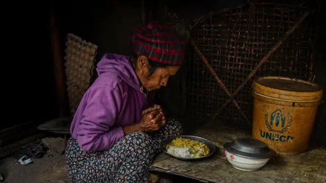 စောင့်ရှောက်မည့်သူမရှိတဲ့ စစ်ရှောင်သက်ကြီးအချို့ဟာ အကူအညီတွေနဲ့ပဲ ဖြတ်သန်းနေရပါတယ် 