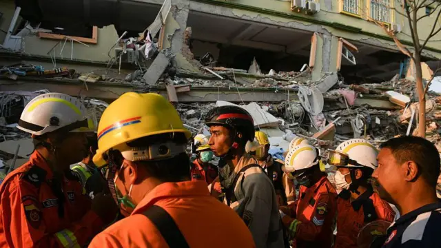 Sky Villa မှာ မတ်လ ၃၀ ရက်တုန်းက ကူညီကယ်ဆယ်ရေးလုပ်နေတဲ့မြင်ကွင်း 