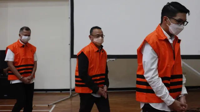 Direktur Utama Mitra Energi Persada (MEP) sekaligus Tim Penasihat PT Primalayan Teknologi Persada (PTP) Ivo Wongkaren (kiri), Tim Penasihat PT PTP Roni Ramdani (tengah), dan General Manager PT PTP sekaligus Direktur PT Envio Global Persada (EGP) Richard Cahyanto (kanan) berjalan menuju ruang konferensi pers usai menjalani pemeriksaan, di Gedung Merah Putih KPK, Jakarta, Rabu (23/8/2023). 