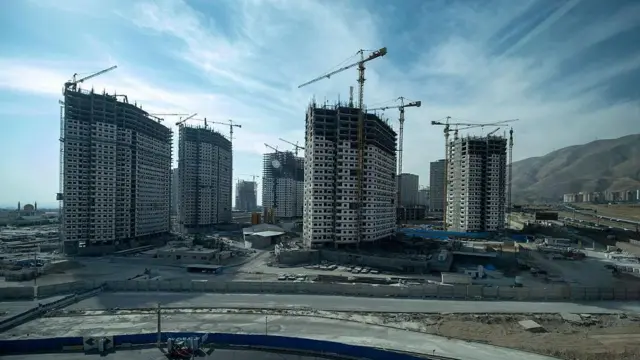 نمایی از مجتمع‌های مسکونی در محله چیگر در شمال‌غرب تهران، ایران، ۲۶ اکتبر ۲۰۲۵ (۴ آبان ۱۴۰۴).