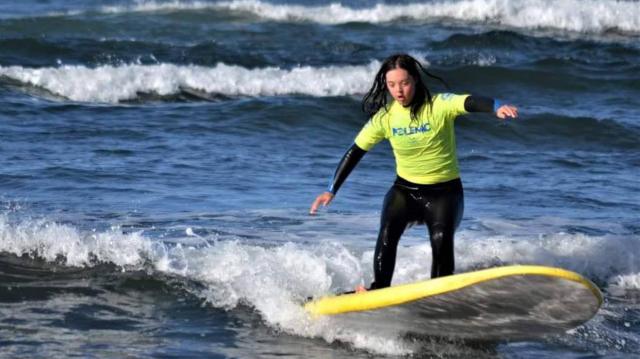 Valentina haciendo surf
