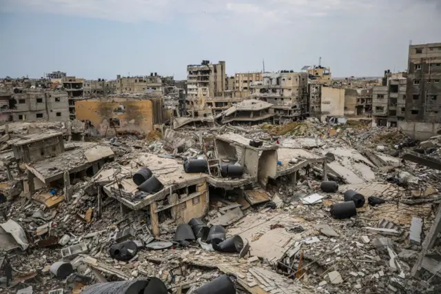 برخی از آوارگانی که به خان یونس، شهر محل زندگی‌شان را بازگشته‌اند می‌گوید قادر به شناسایی خانه‌شان نبودند