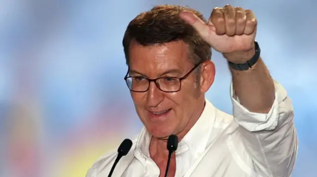 Alberto Núñez Feijoo saluda en la noche electoral.