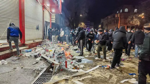 Іранці блокують вулицю під час протесту в Керманшаху 8 січня