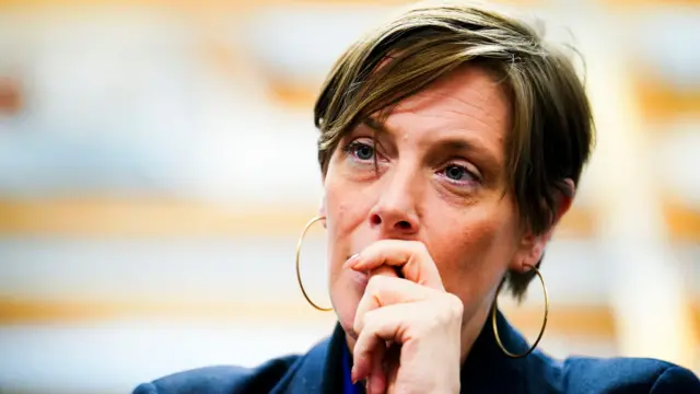 Spiking adalah "kejahatan keji yang menyerang rasa aman dan kepercayaan diri korban," kata Wakil Menteri Negara untuk Perlindungan dan Kekerasan terhadap Perempuan dan Anak Perempuan, Jess Philips.