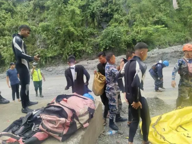 घटनास्थलभन्दा केही तल शुक्रवार यात्रुको लुगा भेटिएको थियो