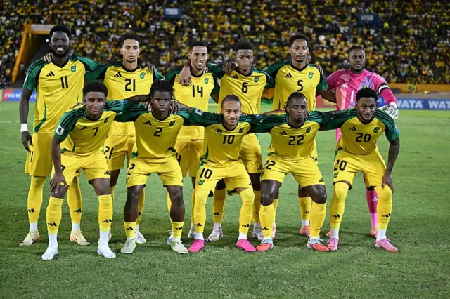 Les joueurs jamaïcains posent pour une photo d'équipe avant le coup d'envoi du match de qualification pour la Coupe du monde de football opposant la Jamaïque à Curaçao au Stade national de Kingston, en Jamaïque, le 18 novembre 2025. 