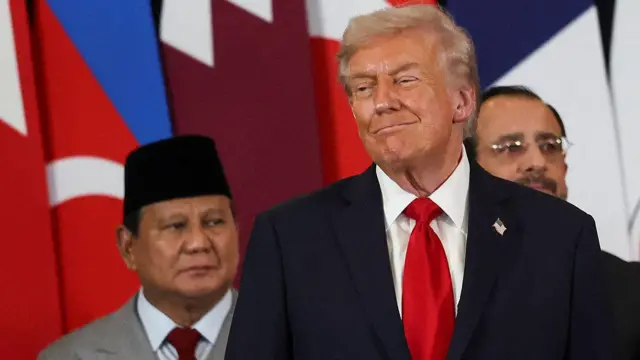 Presiden Prabowo (kiri) bertemu dengan Presiden AS, Donald Trump, untuk membahas Gaza di Sharm el-Sheikh, Mesir, pada 13 Oktober 2025.
