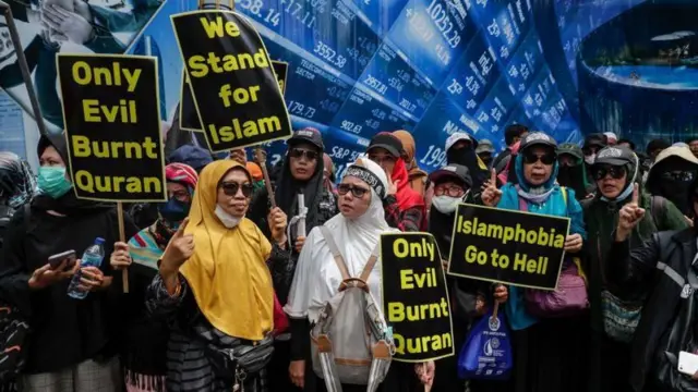 Dad ka caraysan kitaabka la gubay 