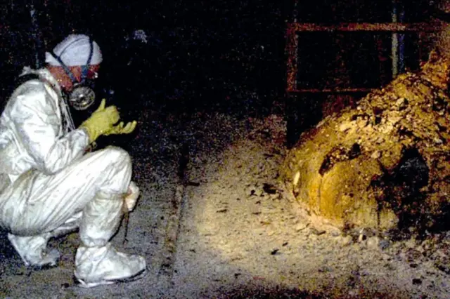 “Mguu wa Tembo” ni kipande cha takriban tani mbili cha nyenzo zilizoyeyuka kilicho chini ya Kiwanda cha Nyuklia cha Chernobyl nchini Ukraine.