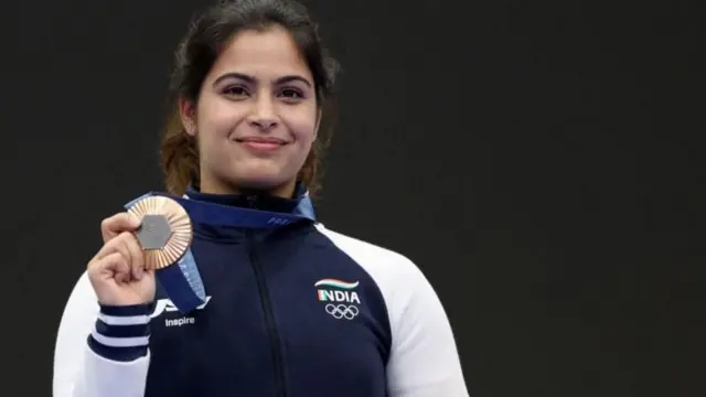 एकाच ऑलिंपिकमध्ये दोन पदके जिंकणारी मनू भाकर ही पहिली भारतीय आहे.