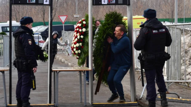 Crowd throw roses for floor to respect Navalny body