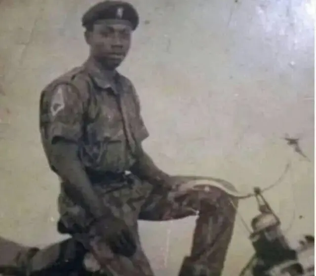 Sikiru Ayinde Barrister ninu aṣọ ṣọja.