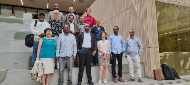 Faysal iyo koox kale oo ka tirsan Macallimiinta iyo ardayda Jaamacadda Gothenburg.