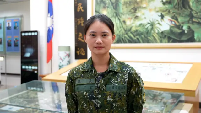 战车驾驶员郑宇君在台湾陆军基地中接受BBC中文专访。