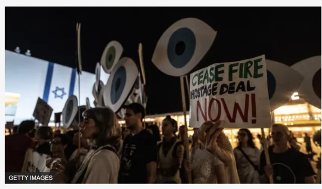 Aworan awọn to gbe patako to n kede 'ogun dawọ duro', dani.