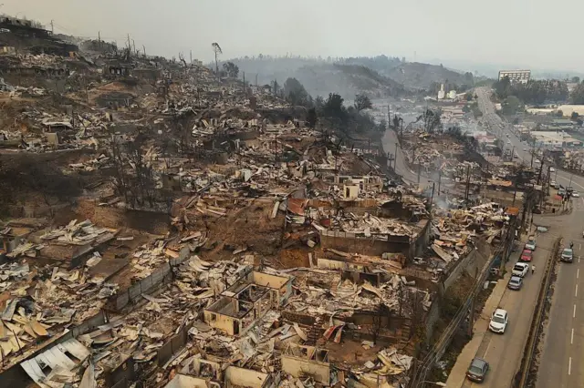 Vista panorámica de casas destruidas por los incendios, región del Biobío. 