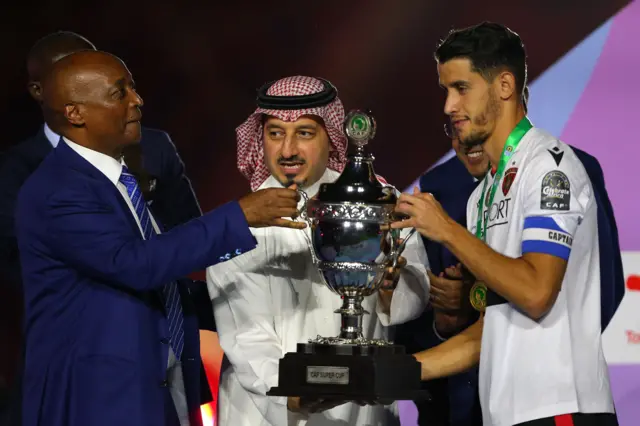 Le président de la Caf, Patrice Motsepe, remet le trophée de la Super Coupe au capitaine de l'USM Alger, Zineddine Belaid, à Riyad en septembre 2023. 