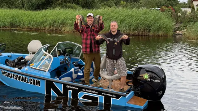 Toms Klabis sa prijateljem i ulovljenim rubama u čamcu