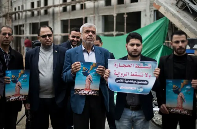 अल अक्सा टीवी पर इसराइली हमले के खिलाफ प्रदर्शन करते फ़लस्तीनी पत्रकार