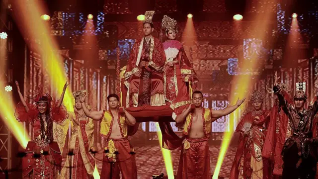 Para aktor tampil di panggung selama pertunjukan The Beauty of China Opera di Pakuwon Ballroom, Surabaya, pada 30 Januari 2014 .