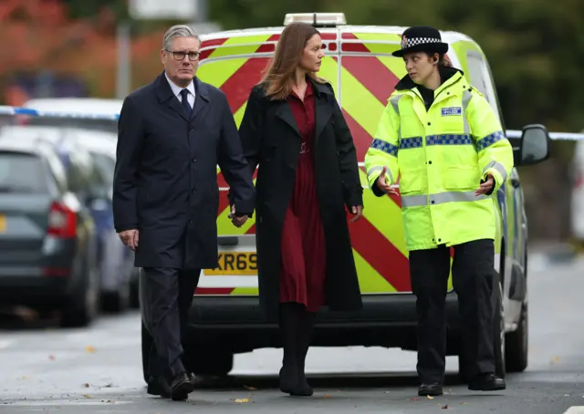 رئيس الوزراء البريطاني السير كير ستارمر (يسار) وزوجته فيكتوريا (وسط) يزوران موقع الهجوم