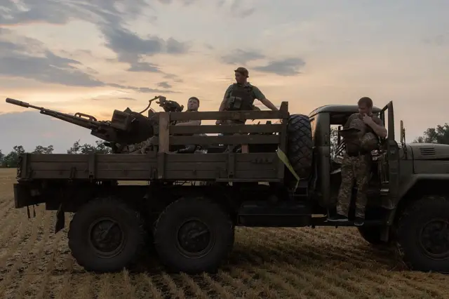 Украинские военнослужащие 59-й бригады мобильного зенитного ракетного подразделения проверяют небо на наличие воздушных угроз с военного грузовика во время российской воздушной атаки под Павлоградом, Днепропетровская область, 18 июля 2025 года