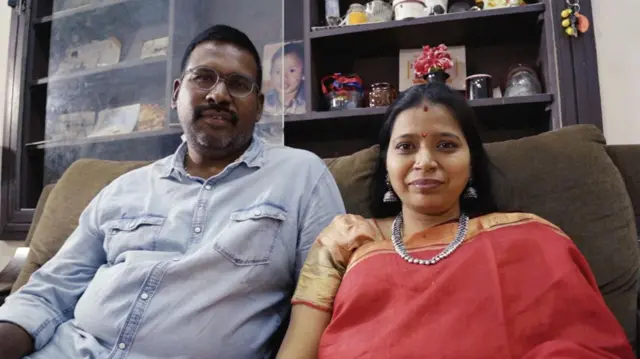 சென்னையில் வேலைக்கு இருந்து வேலைக்குச் சென்றால் மதனை பார்க்கும் வாய்ப்புகளும், சந்தர்ப்ப சூழலும் ஏற்படும் என்பதை கருத்தில் கொண்டு அகிலா சேலத்தில் உள்ள அவருடைய பாட்டி வீட்டிற்கு அனுப்பி வைக்கப்பட்டார்.