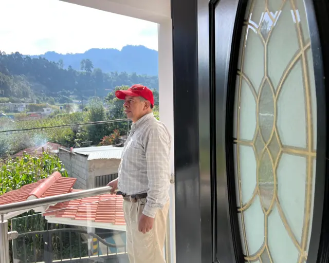 Antonio se asoma a la ventana