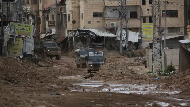 مركبات عسكرية إسرائيلية خلال عملية عسكرية في مخيم جنين في الضفة الغربية