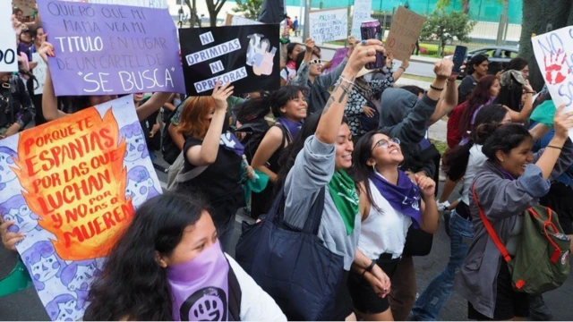 نساء متظاهرات.