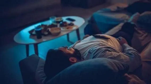 आराम गरिरहेको मानिस