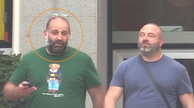 Тимур Міндіч (ліворуч) та Михайло Кіперман (праворуч) виходять з офіса Коломойського у Герцлії, Ізраїль