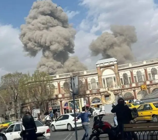 BBC는 테헤란의 줌후리 광장과 하산 아바드 광장 위로 연기가 피어오르는 모습을 담은 영상을 입수했다