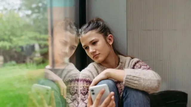 மொபைல் போனிலேயே மூழ்கியிருப்பவரா நீங்கள்? அதிலிருந்து வெளியே வருவதற்கான வழி இதோ