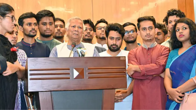 বিমানবন্দরে ছাত্র নেতাদের সঙ্গে সংবাদ সম্মেলনে ড. মুহাম্মদ ইউনূস