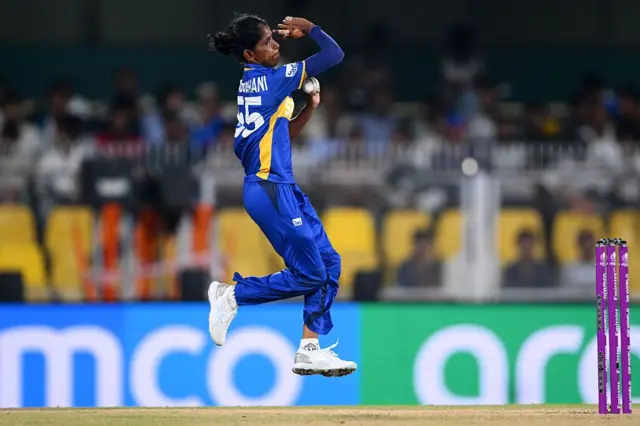 තරගයේ පළමුවෙන් පන්දුවට පහර දුන් ඉන්දීය කණ්ඩායමේ පළමු කඩුල්ල දවා ගත්තේ වමතින් මද වේග පන්දු යවන ක්රීඩිකා උදේශිකා ප්රබෝධනීය.