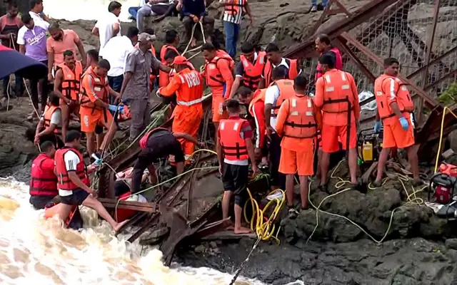 NDRFचे जवान इंद्रायणी नदीवरील कुंडमळा पूल अपघातातील लोकांना वाचवताना (15 जून)