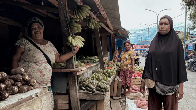 Satu tungku tiga batu, Fakfak