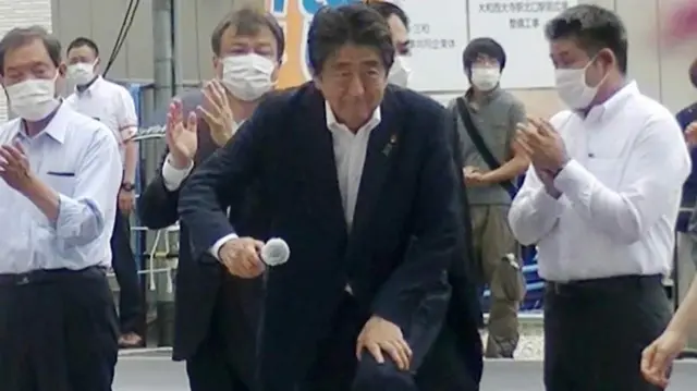 አቤ ንግግር ለማድረግ ወደ ምድረክ ሲወጡ 