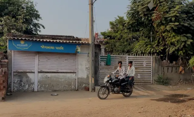 દલિત સમાજ, ગુજરાતમાં દલિતો, બીબીસી ગુજરાતી, ધર્મ, સમાજ, હિંસા, લગ્ન, દલિતનો વરઘોડો, લગ્નપ્રસંગ, ઠાકોર સમાજ, દલિતો સાથે ભેદભાવ, ગુજરાત, પાટણ