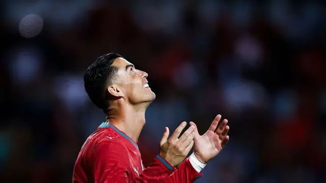 Cristiano Ronaldo: de menino que esperava por sobras de hambúrgueres