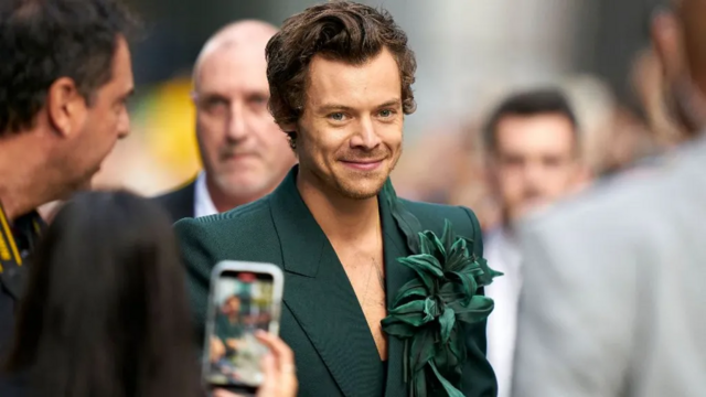 Harry Styles, cựu thành viên của ban nhạc One Direction, đã hoàn thành chuyến lưu diễn kéo dài 169 ngày vào năm ngoái