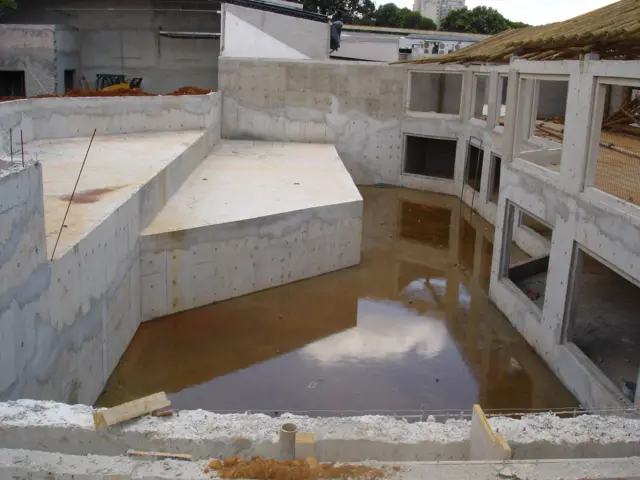 Espaço onde fica tanque de água e cenário climatizado erguido para receber os ursos nas etapas finais de construção