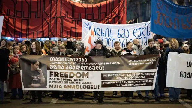 Протест в Тбилиси с требованием освобождения Мзии Амаглобели: множество людей с транспарантами и плакатами на грузинском языке