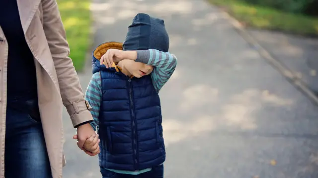 criançabaixar o jogo de caça níquelmãos dadas com a mãe