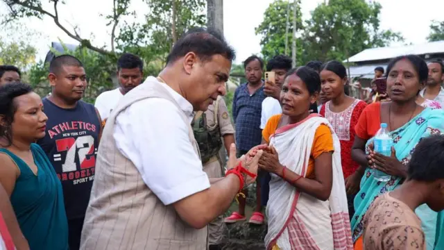 सीएम ने आज शिवसागर जिले के बाढ़ पीड़ितों से मुलाकात की