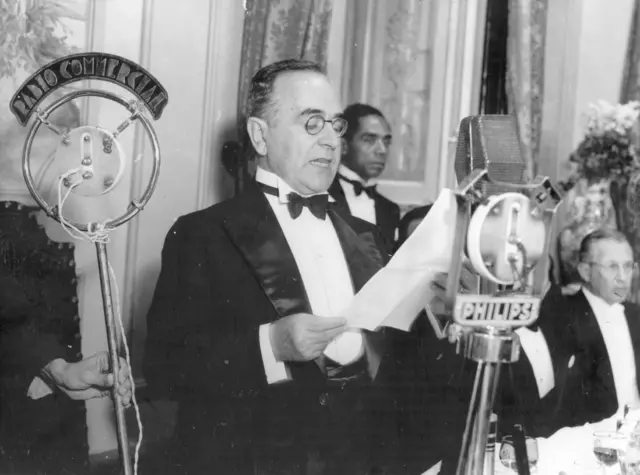 Getúlio Vargas habla frente a un micrófono