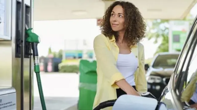 पेट्रोल पंप पर एक महिला